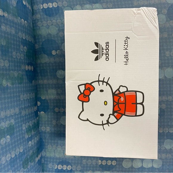adidas x Hello Kitty White Box with Red Character Art - Picture 3 of 3